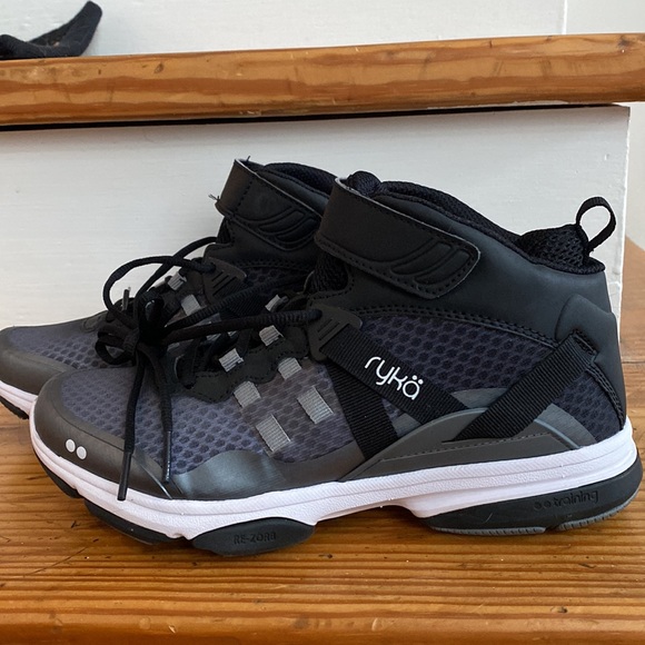 devotion xt mid top training shoe